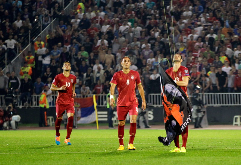 Illustration for article titled Un dron (y una bandera) causan el caos en el partido Serbia-Albania